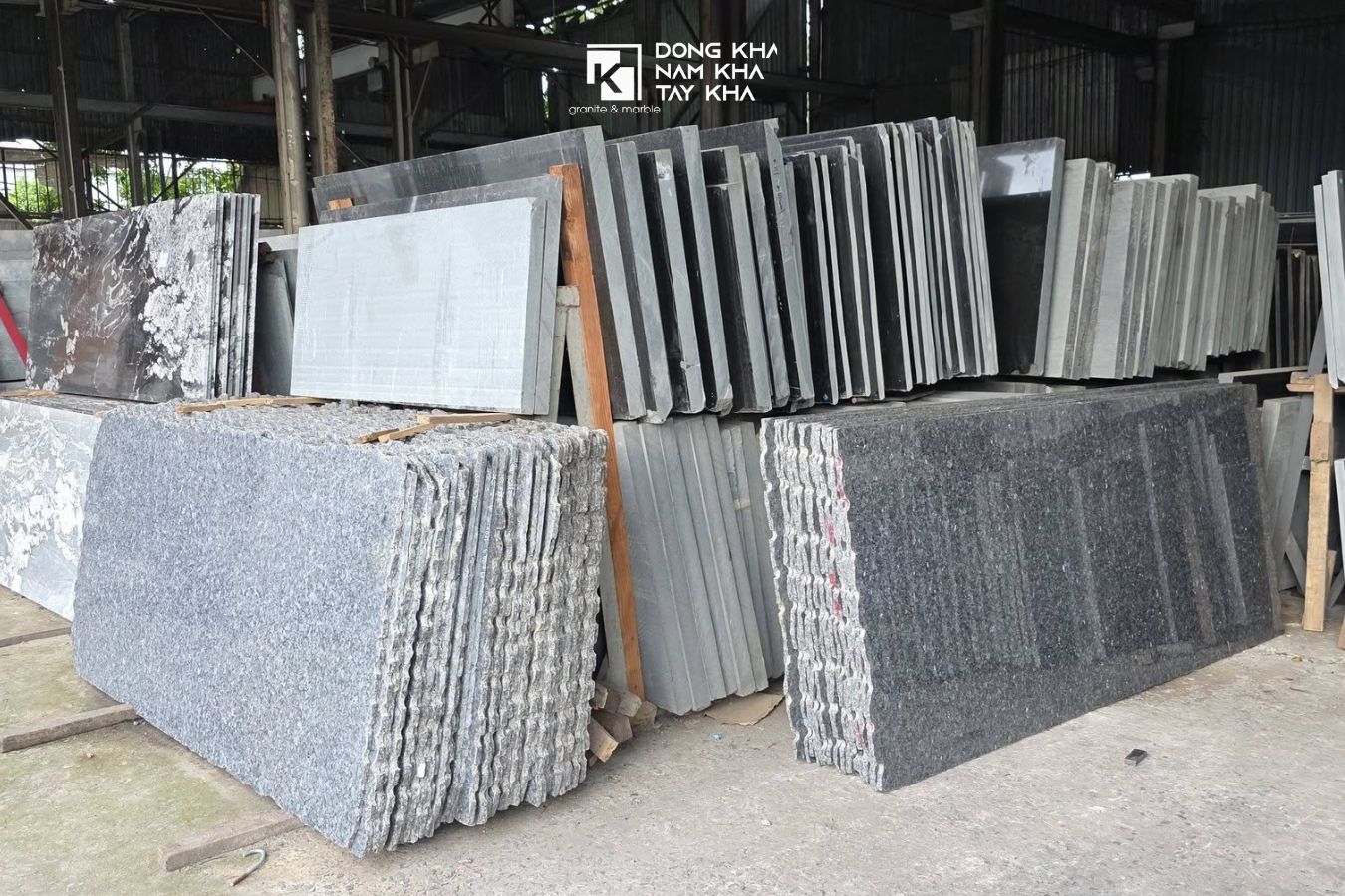Hàng trăm mẫu đá hoa cương đang có sẵn tại kho đá Đông Kha