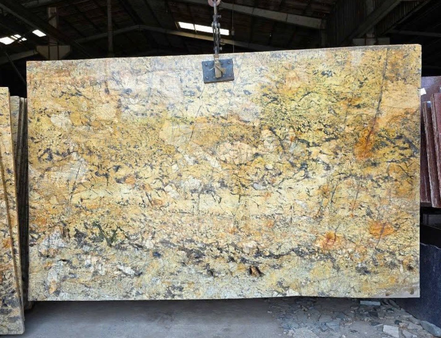 Hình ảnh đá Granite Alaska Gold thực tế tại kho